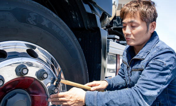 点検するスタッフの画像